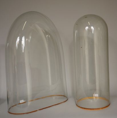 null Three glass globes, two shell-shaped and one oval.

D: 19,5 H: 51 cm; D: 17,5...