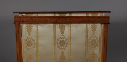 null Veneered mantel screen with net inlay, 19th century.

H : 86 W : 49 D : 30 cm....
