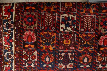 null Wool carpet with five rows of square medallions

252 x 148 cm.