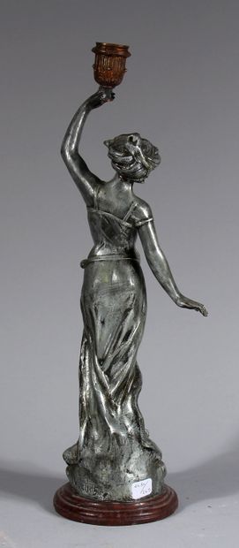 null Ecole moderne

Jeune femme

Sculpture en métal argenté et doré, signée. Elle...