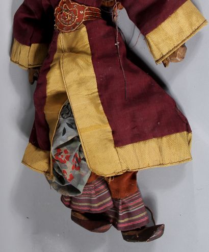 null Balinese puppet in polychrome wood

H : 57 cm.