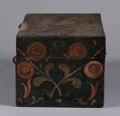 null Small polychrome wood wedding box, Alsace 19th c.

H : 14,5 W 28 D : 20 cm....