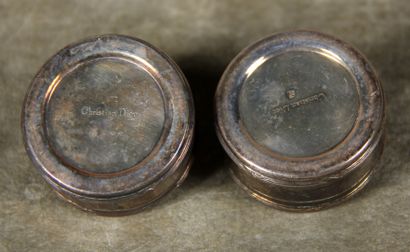 null CHRISTIAN DIOR

Pair of pill boxes in silver plated metal, signed

H : 3,5 ...