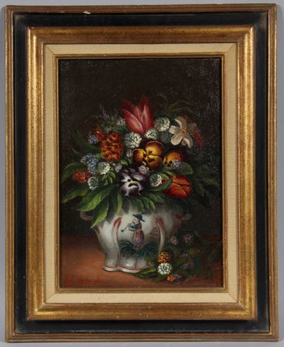 null L. ADENAT

Bouquet de fleurs dans un vase au chinois

Huile sur toile signée...