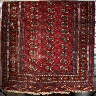 null Three-row wool carpet with red background by Guhls

179 x 125