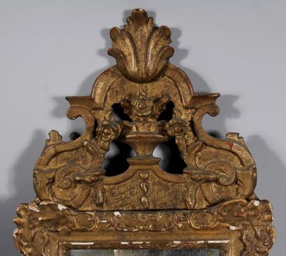 null Glace rectangulaire à fronton en bois stuqué doré à décor de vase fleuri, XVIIIème...