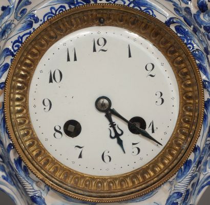 null DELFT

Quatripod clock in earthenware with white-blue decoration of a gallant...