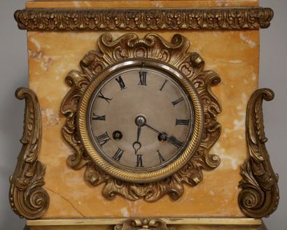 null A Sienna marble and bronze quadripod clock, 19th century

H: 31,5 W: 29 D: 14...