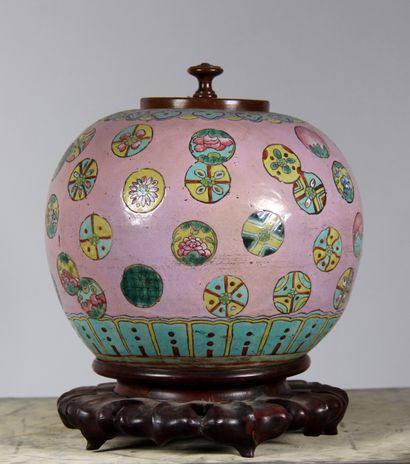 null Vase boule en porcelaine polychrome à décor de médaillons sur fond rose, Chine....