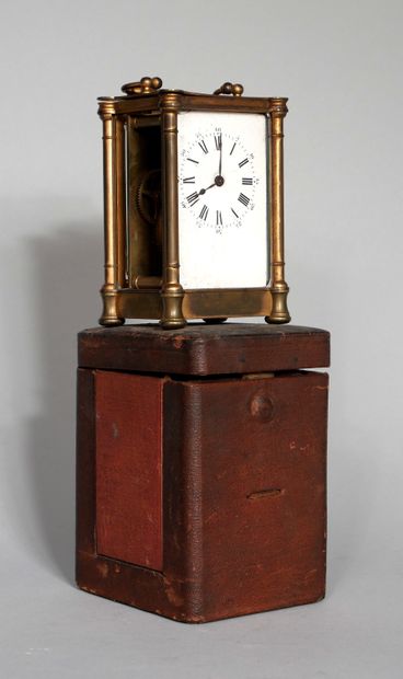 null Brass officer's clock, in its original box 

H: 12 cm. ( one side glass and...