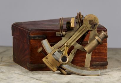null STANLEY London 1892

Bronze sextant in its wooden box

H : 12,5 cm.