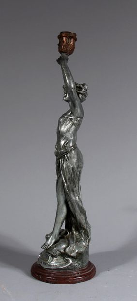 null Ecole moderne

Jeune femme

Sculpture en métal argenté et doré, signée. Elle...