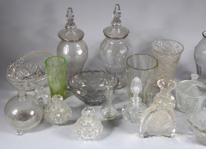 null Lot de vases, vases couverts, bonbonnières en verre taillé dépareillé (écla...