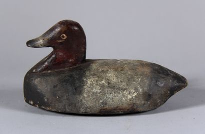 null Polychrome wooden decoy in the shape of a duck

L : 25 cm. (accidents, moul...