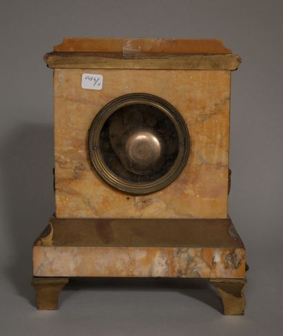 null Pendule borne quadripode en marbre de Sienne et bronzes, XIXe siècle

H: 31,5...