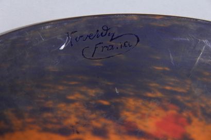 null NOVERDY France ?

Hanging cup in orange and blue tinted glass, signed

D : 35...