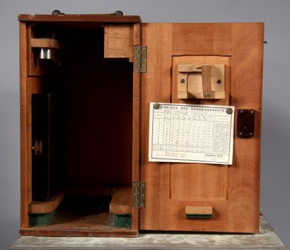 null NACHET Paris

Metal microscope, 1927 in its original box

H of the box : 34...