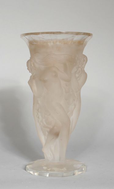 null Vase en verre moulé transparent et dépoli à décor en relief d'une bacchanale...