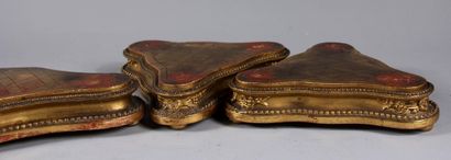 null Set of supports ;

- Three gilded wooden supports engraved with lattice work

H...