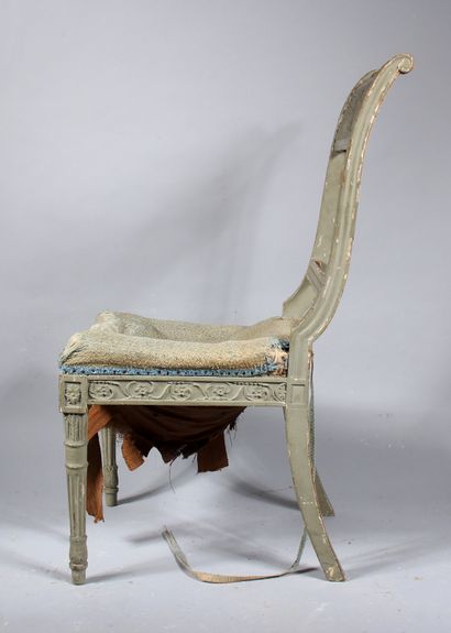 null Carved wood chair with curved back, repainted in green, old elements

H : 88...