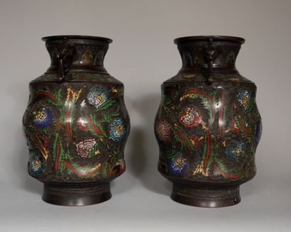 null Paire de vases à anses en bronze patiné et bronze cloisonné polychrome à décor...