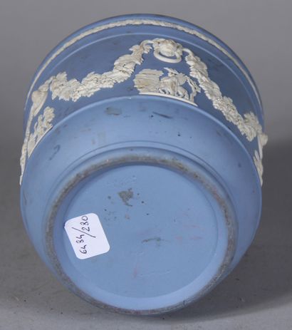 null WEDGWOOD

Cache-pot en biscuit blanc-bleue

H : 11,5 D : 13 cm. (usures, ra...