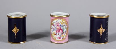 null Trois pots en porcelaine bleu nuit et rose à décor de fleurs et scènes galantes...