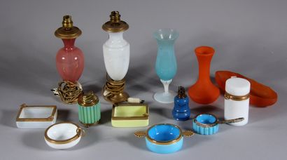 null Lot d'opalines polychromes certains à montures en métal : vases, pieds de lampe,...