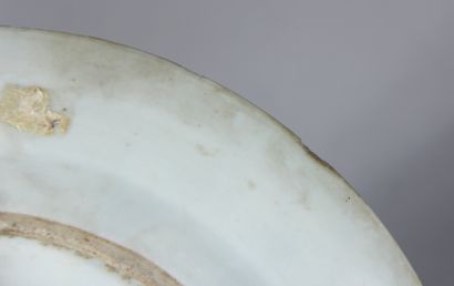 null Assiette ronde en porcelaine polychrome à décor de fleurs et personnages, Canton

D...