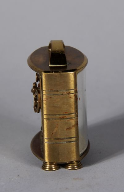 null LANCEL

Pendulette de voyage en métal doré

H : 8 L : 6 P : 4 cm. (traces de...