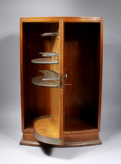 null Mahogany veneered convex bar with a revolving leaf featuring glass shelves,...