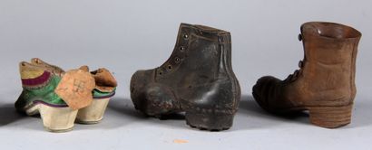 null Lot de chaussures d'enfants en cuir et tissu et un groupe en régule en forme...