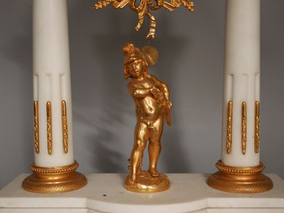 null Pendule portique en marbre blanc et bronze doré reposant sur cinq pieds toupies...