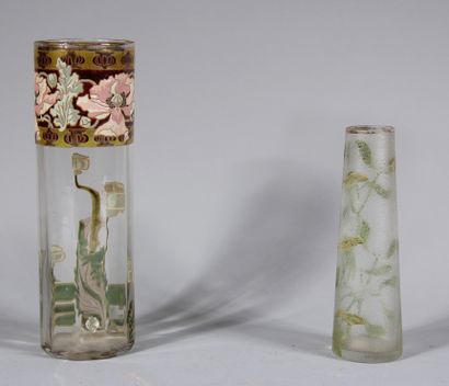 null Lot :

- Vase tubulaire en verre transparent à frise et décor de fleurs émaillées

H...