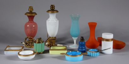 null Lot of polychrome opalines, some with metal frames: vases, lamp bases, boxes...