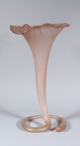 null Vase soliflore out of pink tinted transparent glass

H : 53 cm.