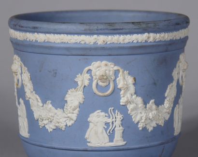 null WEDGWOOD

White-blue biscuit pot holder

H : 11,5 D : 13 cm. (wears, scratc...