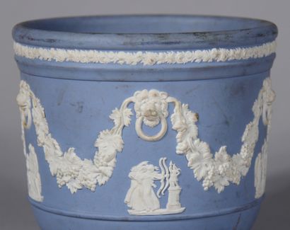 null WEDGWOOD

Cache-pot en biscuit blanc-bleue

H : 11,5 D : 13 cm. (usures, ra...