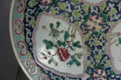 null Plat sur talon en porcelaine polychrome de fleurs et médaillons fleuris, Chine

D...