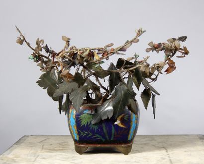 null Hard stone tree in a cloisonné metal four-legged planter, China 

H : 20 cm....