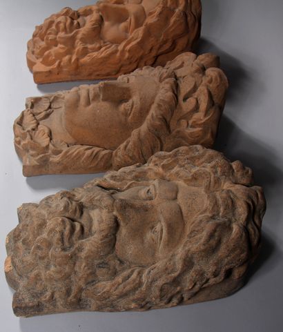 null Trois hauts-reliefs en pierre reconstituée représentant des figures d'hommes...