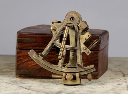 null STANLEY London 1892

Bronze sextant in its wooden box

H : 12,5 cm.