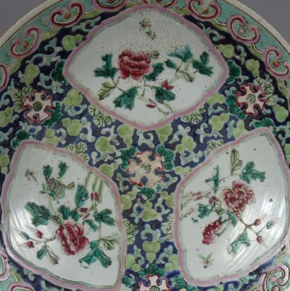 null Plat sur talon en porcelaine polychrome de fleurs et médaillons fleuris, Chine

D...