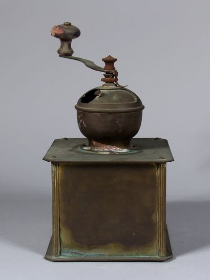 null Metal coffee grinder

H: 26 cm. (wear, rust)