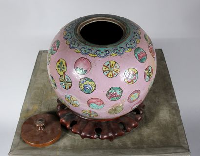 null Vase boule en porcelaine polychrome à décor de médaillons sur fond rose, Chine....