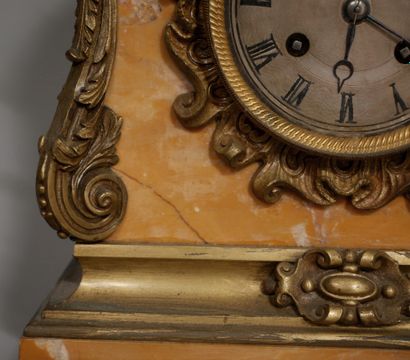 null A Sienna marble and bronze quadripod clock, 19th century

H: 31,5 W: 29 D: 14...
