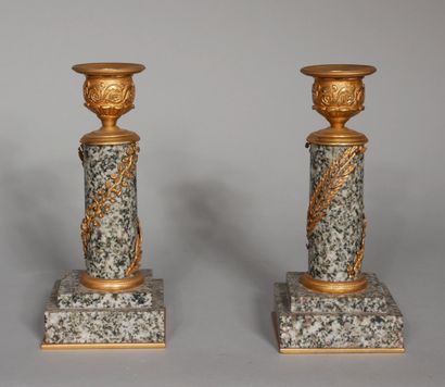 null A pair of mottled grey marble and bronze candlesticks

H: 18 cm. (small chips...