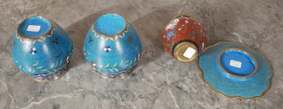 null *Lot :

- Paire de vases en métal cloisonné à décor de feuillage sur fond turquoise,...