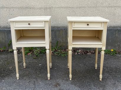 null Pair of white lacquered wood bedside cabinets with one drawer and one locker,...