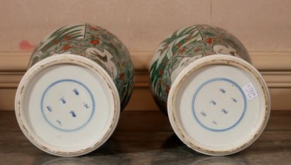 null *Paire de vases balustres en porcelaine polychrome dans le style de la famille...